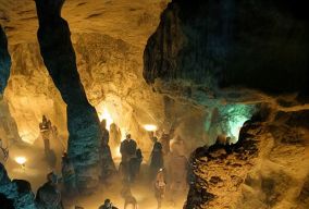 巨大的洞穴中有隧道和钟乳石