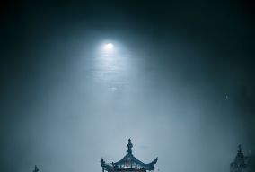 一个幽灵在空旷的中国古代节日广场上