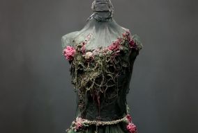 苔藓绿色雪纺和蜘蛛网制成裙子
